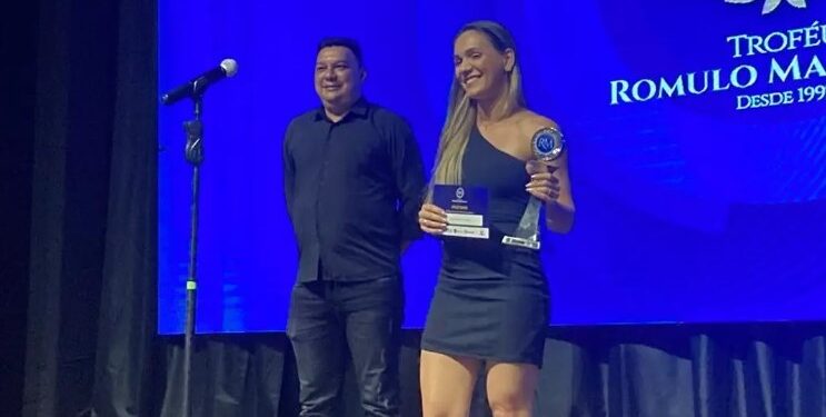 Troféu Romulo Maiorana 2023 Elias Oliveira dos Santos vence no atletismo. Parabéns! Kalitha Destro recebe o prêmio por ele, pois o atleta está disputando uma competição em Bogotá.